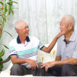 ทำไมผู้สูงอายุ ชอบเล่าเรื่องเก่าๆและดีต่อสุขภาพสมองอย่างไร? พร้อมเทคนิคการรับฟัง ศูนย์ดูแลผู้สูงอายุ บ้านลลิสา