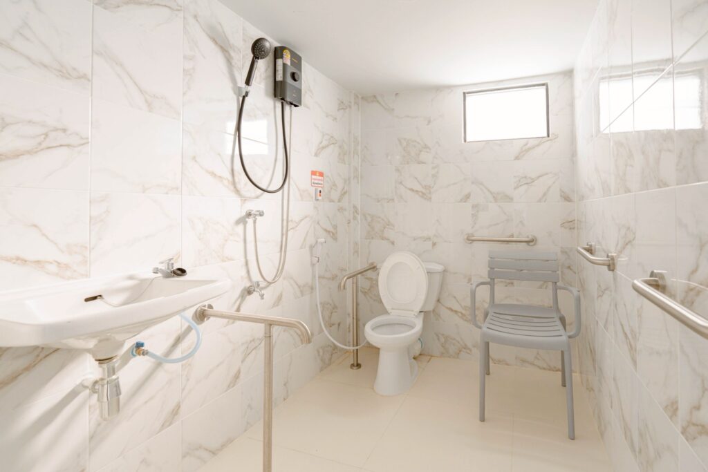 ห้องน้ำภายใน ศูนย์ดูแลผู้สูงอายุ บ้านลลิสา ทวีวัฒนา