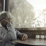 โรคซึมเศร้าหลังเกษียณ: เมื่อความเหงาเป็นพิษ ศูนย์ดูแลผู้สูงอายุช่วยได้จริงหรือ?