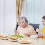 ผู้สูงอายุไม่ยอมทานข้าว เจาะลึกสาเหตุและเทคนิคกระตุ้นความอยากอาหาร